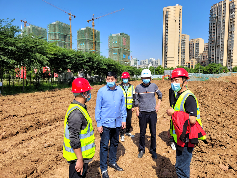 六安市重點工程建設(shè)管理處黨組書記、主任陳斌到長安路南延項目調(diào)研復工復產(chǎn)工作